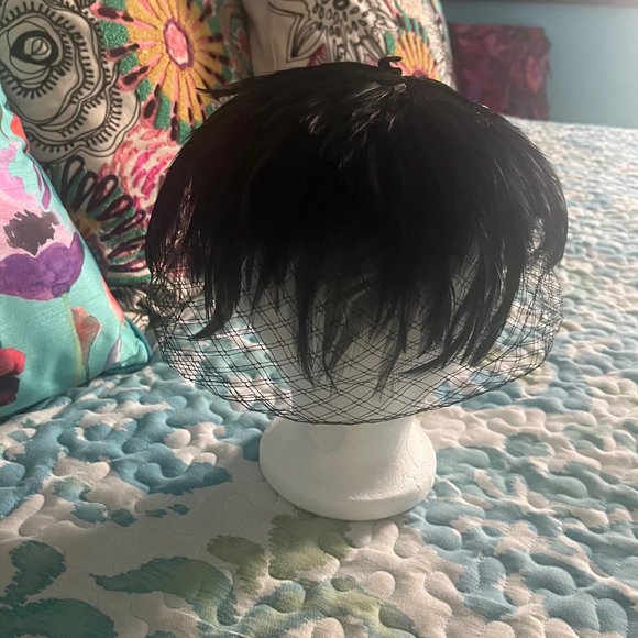 Vintage Black Veil Hat with Feather Embellishment - Picture 3 of 6
